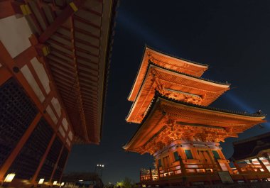Uzun boylu pagoda kule Kyoto Japonya'da Kiyomizu Tapınağı. Kiyomizu-