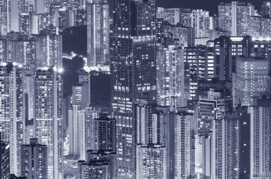 Geceleri Hong Kong 'da yüksek binalar inşa ediliyor.