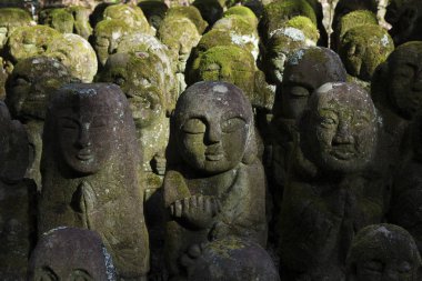 Arashiyama, Kyoto, Japonya 'daki Karanlık Orman' da Eski Okunmuş Buda Heykelleri.