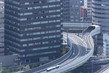 Otoyol ve modern ofis binası Osaka city, Japonya