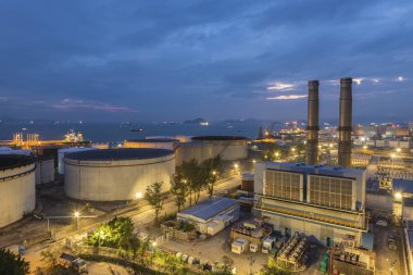 Elektrik santrali alacakaranlıkta