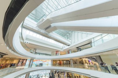 Hong Kong - 16 Şubat 2017: IFC alışveriş merkezi Hong Kong, iç. Hong Kong alışveriş merkezleri bazı en büyük ve en etkileyici dünyasın