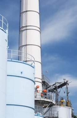 yağ tankı ve bacanın içinde kimyasal fabrika