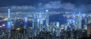 Geceleri Hong Kong 'un Victoria Limanı