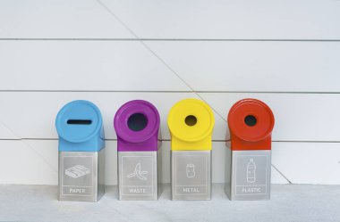 Farklı renkli geri dönüşüm kutularını geri dönüşüm Materia topluluğu için