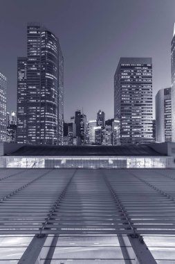 Günbatımında Hong Kong şehrinin modern ofis binası ve ufuk çizgisi.