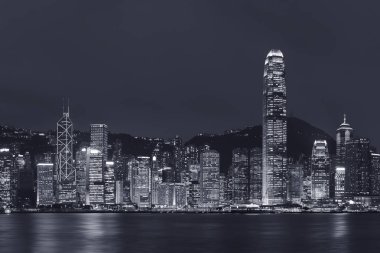 Victoria Harbor Hong Kong şehir, alacakaranlıkta, siyah ve beyaz fotoğraf