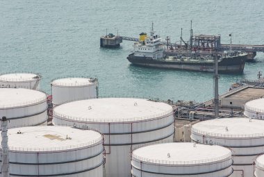Petrol depolama tankı ve petrol tankeri
