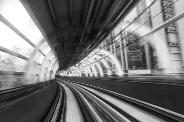 Tünelin içinde hareket eden trenin hareket bulanıklığı 