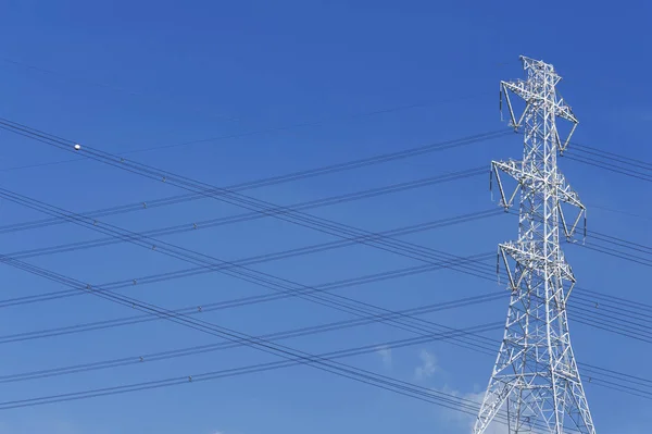 Elektrik hatları ile elektrik pilon 