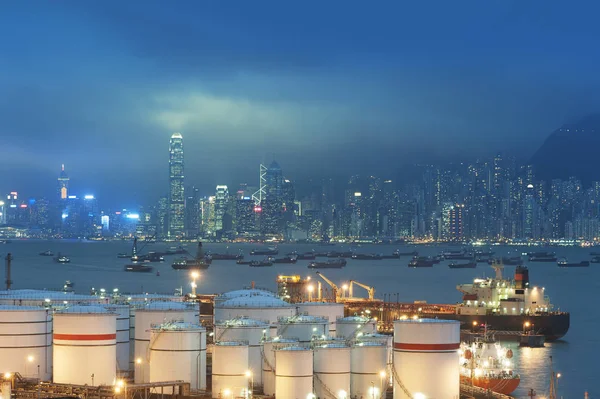 Geceleri Hong Kong 'un Victoria limanında petrol deposu.