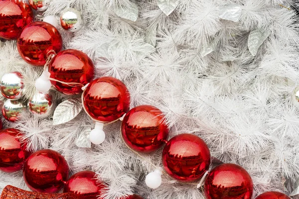 枝の上のクリスマスボールモミ — ストック写真