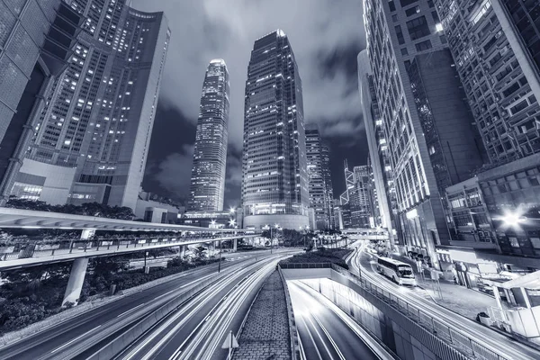 Hong Kong 'un merkez bölgesinde gece trafik vardı.