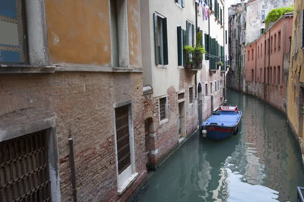 Canal Estrecho Entre Antiguas Casas Ladrillo Venecia Italia — Foto de Stock