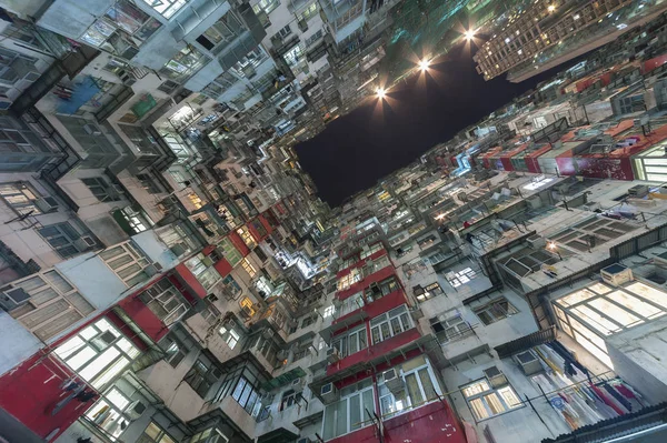 Esterno di colorato vecchio edificio residenziale nella città di Hong Kong — Foto Stock