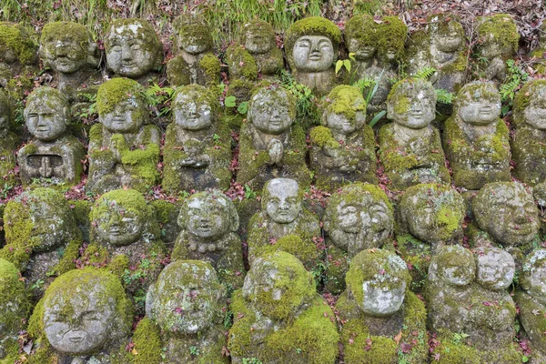 Rij Van Oude Gebeeldhouwde Boeddhabeelden Het Donkere Woud Arashiyama Kyoto — Stockfoto