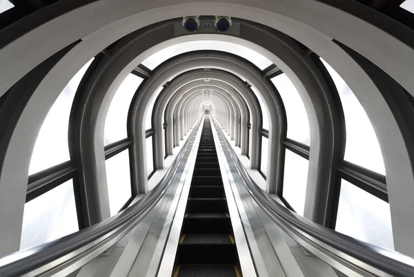Túnel Futurista Escalera Mecánica Acero Metal Competencia Interior —  Fotos de Stock