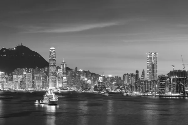 夕暮れ時の香港のビクトリア港のパノラマ — ストック写真