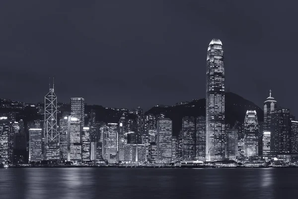 夕暮れ時 黒と白の写真で香港のビクトリア港市 — ストック写真