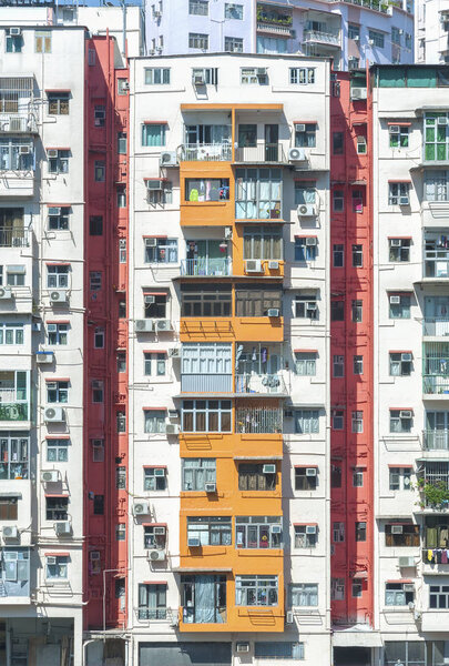 Exterior of colorful old residential building in Hong Kong city — Stock Photo, Image