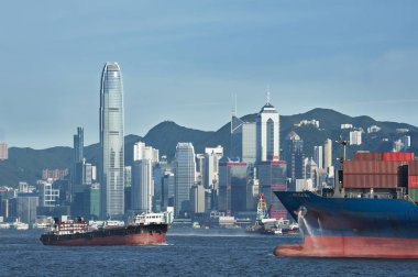 Konteyner gemisi içinde Victoria Harbor, Hong Kong
