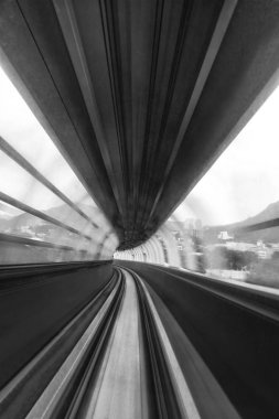 Tünelin içinde hareket eden trenin hareket bulanıklığı 