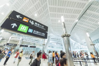 Hong Kong, Çin - 02 Eylül 2018: gezgin Hong Kong West Kowloon tren istasyonunda. Guangzhoushenzhenhong Kong hızlı demiryolu bağlantısını Hong Kong bölümünün terminus kanalıdır 