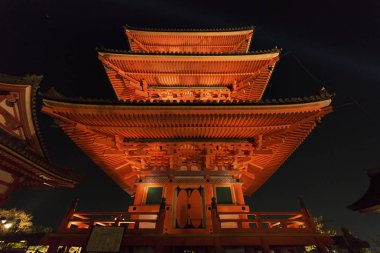 Uzun boylu pagoda kule Kyoto Japonya'da Kiyomizu Tapınağı. Kiyomizu-