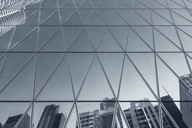 Modern ofis binasında kentsel ufkun yansıması