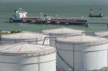 Petrol depolama tankı ve petrol tankeri