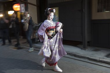 Kyoto, Japonya - 10 Nisan: Kyoto, Japonya için geyşa takip Turizm 