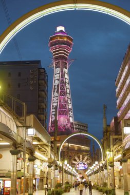 Osaka, Japonya - 13 Nisan 2016: Shinsekai 'deki Tsutenkaku Kulesi (yeni dünya) gece. Tsutenkaku kulesi ve bölge 1912 yılında New York ve Paris 'te model olarak geliştirilmiştir..