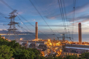Enerji santrali ve alacakaranlıkta elektrik pilon