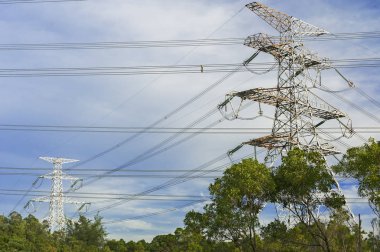 Elektrik hatları ile elektrik pilon 