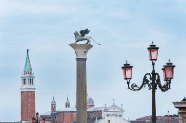 Eski St mark Doge Sarayı önünde aslan kanatlı