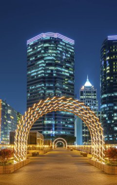 Doğal bir şekilde dekore edilmiş şehir parkı gece görünümünü