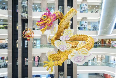 Hong Kong - 16 Şubat: Times Square Hong Kong Çin yeni yılı kutlama üzerinde 16 Şubat 2016 büyük ejderha dekorasyon.