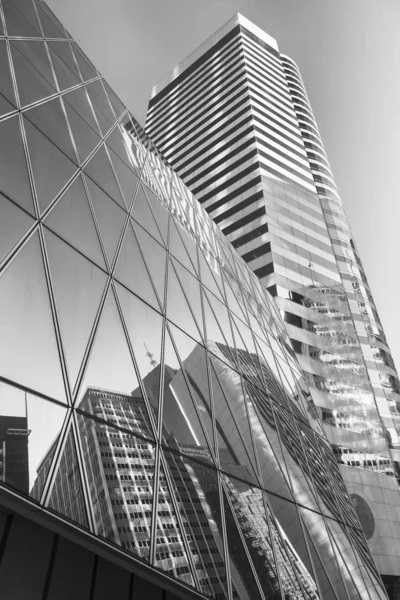 Reflexión Del Horizonte Urbano Sobre Moderno Edificio Oficinas — Foto de Stock