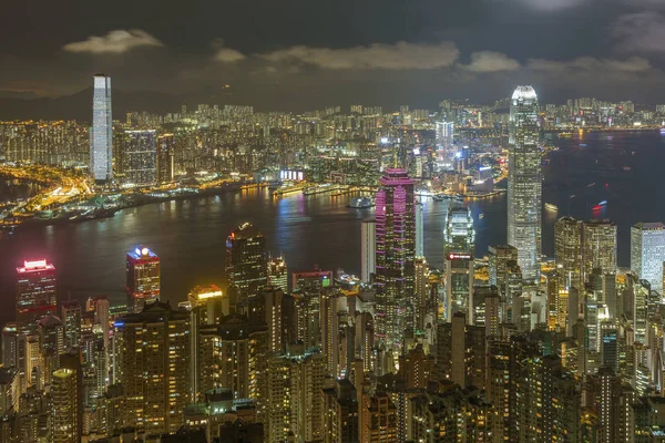 夜の香港のビクトリア港 — ストック写真