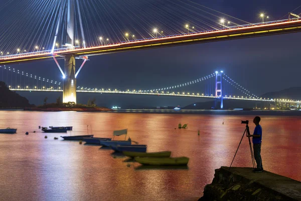 摄影师于夜间在香港拍摄汀九桥及青马大桥的照片 — 图库照片
