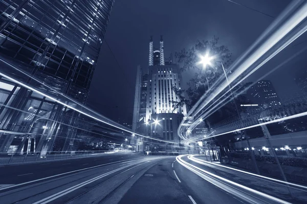 Şehir merkezinde gece trafiği