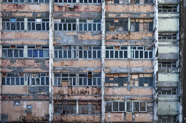 Buitenkant van het kleurrijke oude residentiële gebouw in Hong Kong city — Stockfoto