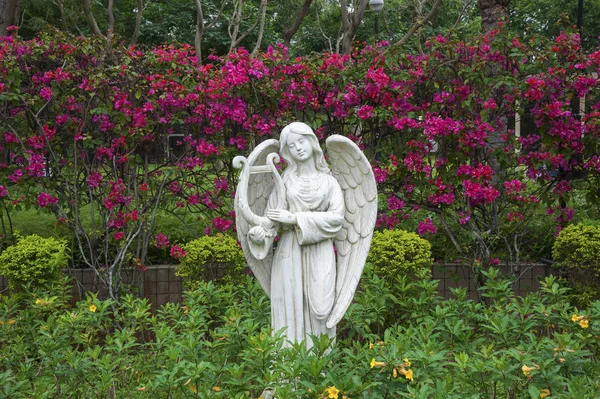 Melek çiçek bahçesi beyaz mermer heykel