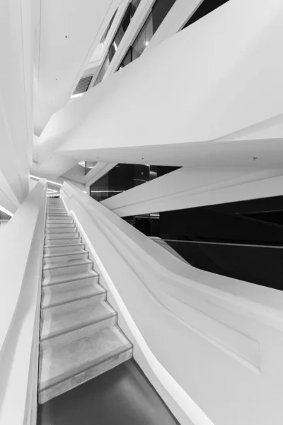 Пустые Современные Серые Лестницы — стоковое фото