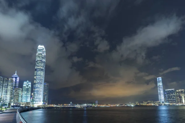 夜の香港のビクトリア港のパノラマ — ストック写真