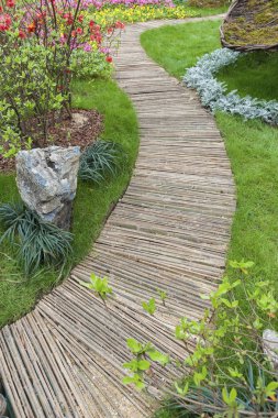 Süslü çiçek bahçesi yolunda