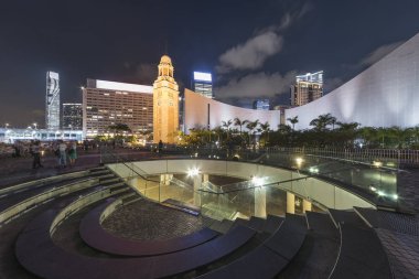 Eski Saat Kulesi ve gece Hong Kong şehir Tsim Sha Tsui İlçesi'nde kamu kare