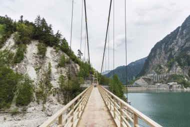 Japonya 'daki Tateyama Kurobe Alp Yolu' ndaki asma köprü