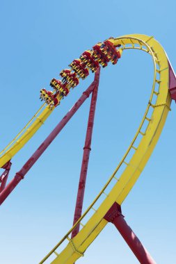 Rollercoaster Ride (karşı mavi gökyüzü)