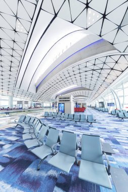 Hong Kong, Çin - 30 Mayıs: Yolcu ve yürüyen merdiven içinde kalkış salonu, Hong Kong Uluslararası Havaalanı üzerinde 30 Mayıs 2017 Hong Kong, Çin. Her yıl 70 milyondan fazla yolcu işleme. 